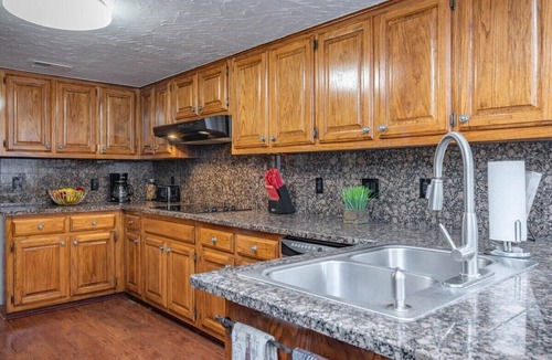 Hidden Forest House | Beautiful House with Sunroom, Game room, Yard & BBQ