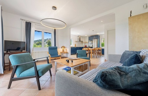 El Vendrell House | Beautiful house with large garden and pool - ideal for families and groups!