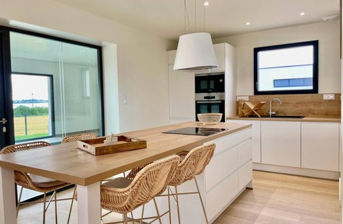 Carantec House | Beautiful house with a covered pool