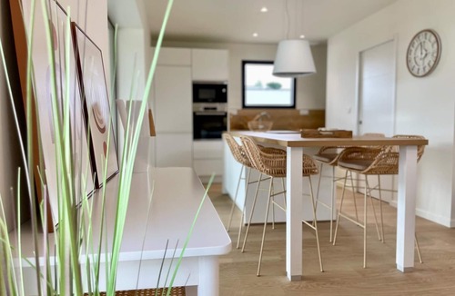 Carantec House | Beautiful house with a covered pool