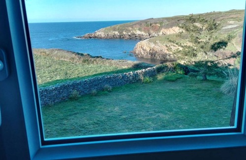 Primelin Villa | Beautiful house with its feet in the water, the sea at the end of the garden!