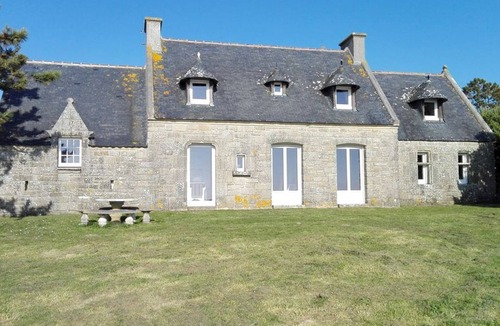 Primelin Villa | Beautiful house with its feet in the water, the sea at the end of the garden!