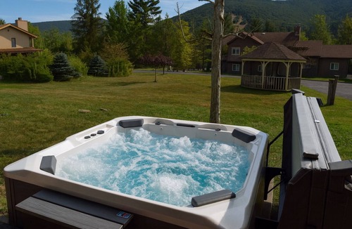 Hunter House | Beautiful Hunter Mountain Four Season House-Hot Tub, Bar Room, Gym, Views