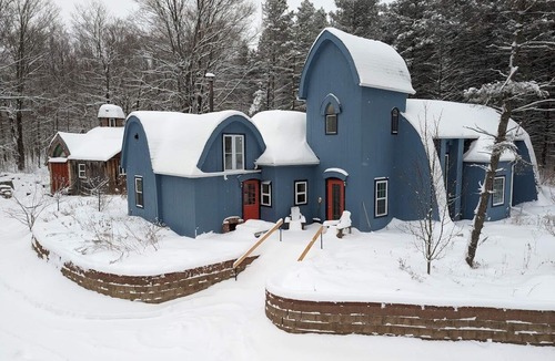 Alfred Station House | Beautiful innovative masonry with arches and domes. Pet-Friendly!
