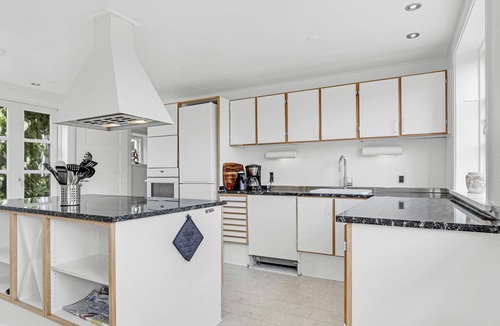 Ronne House | Beautiful, inviting two-story vacation rental with a cozy terrace that provides ocean views, comfort