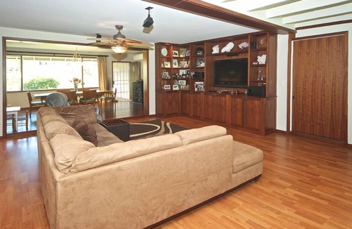 Waimanalo Beach House | Beautiful Island Beach Home, Steps To Beach.