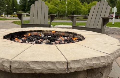 Oro-Medonte Apartment | Beautiful Jacuzzi Suite with Garden View/Studio