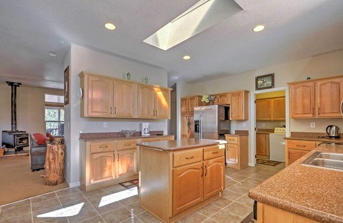 Kanab House | Beautiful Kanab Home w/Yard - Walk to Restaurants