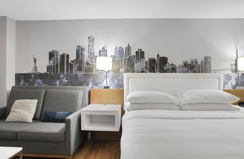 East Rutherford Hotel | Beautiful King Hotel Room