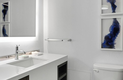 East Rutherford Hotel | Beautiful King Hotel Room