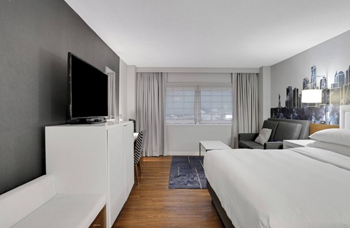 East Rutherford Hotel | Beautiful King Hotel Room