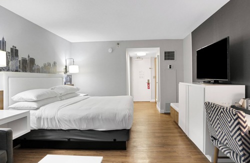 East Rutherford Hotel | Beautiful King Hotel Room