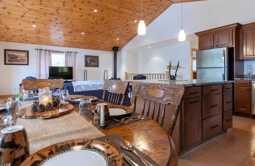 Algonquin Highlands Cottage | Beautiful Lakefront - Perfect for 1-2 families