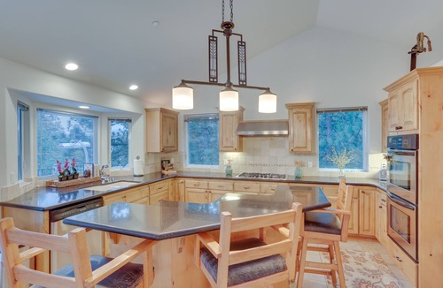 Blue Jay Cabin | Beautiful Lake Arrowhead Cabin w/EV Charger
