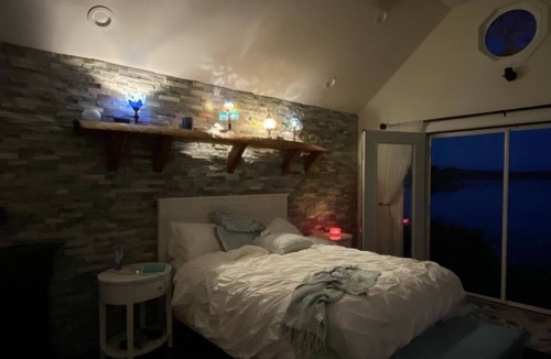 Pulaski Cabin | Beautiful lake cottage!