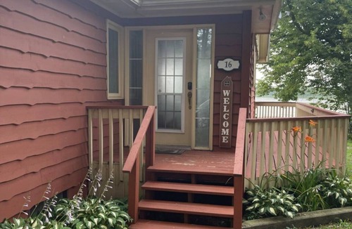 Lindsay Cottage | Beautiful Lake front Cottage With Pool