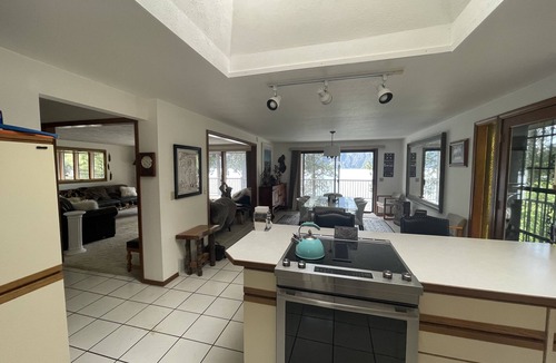 Bayview House | Beautiful Lake Front Property