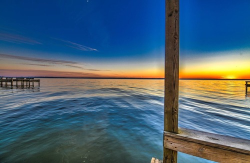 West Livingston House | Beautiful Lake Front home for memories to last a lifetime!