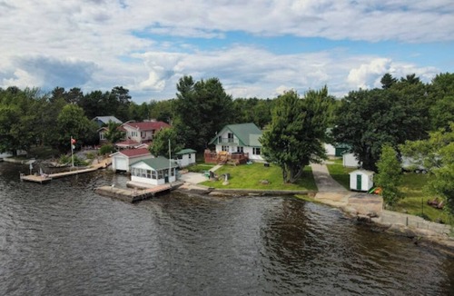 Lavigne House | Beautiful lake house! (pet friendly)