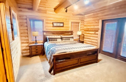 Duchesne County Cabin | Beautiful Lake-side 5 Bedroom Lodge