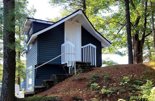 Port Sydney Cabin | Beautiful Lake Tiny House with Amazing Views and Private Dock in Muskoka, Canada