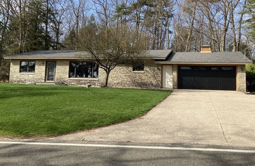 Forest Beach House | Beautiful Lake Views with Beach Access on the Entrance to the Tunnel of Trees