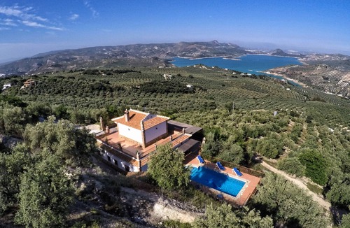 Iznajar House | Beautiful Lake Views House with Lovely Paved Garden