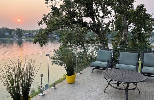 Deloraine Cabin | Beautiful Lakefront Luxury Home at Lake Metigoshe, Canada
