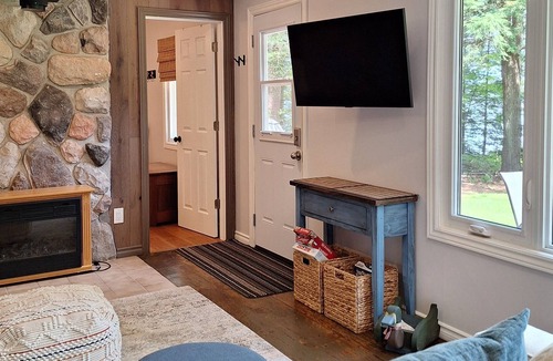 Sebright Cottage | Beautiful lakefront cottage retreat