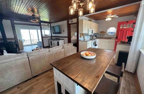 Leamington Cottage | Beautiful Lakefront Cottage near Point Pelee with Hot Tub and Bunkie