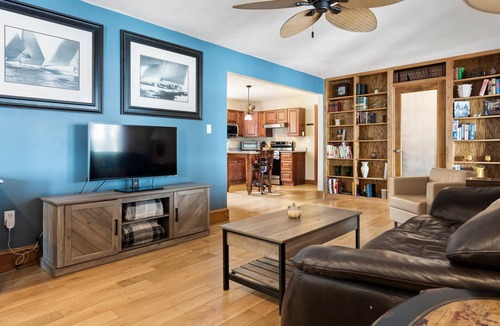 Franklin House | Beautiful Lakefront Home!