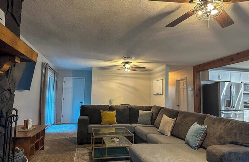 Tool House | Beautiful lakefront home in Tool!