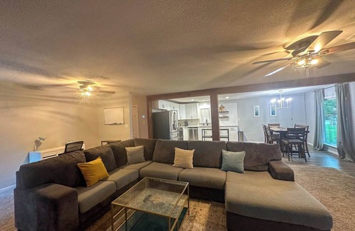 Tool House | Beautiful lakefront home in Tool!