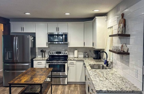 Tool House | Beautiful lakefront home in Tool!