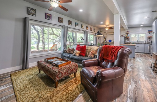 Eagle Ridge Cabin | Beautiful lakefront home with outdoor firepit, patio & netflix streaming
