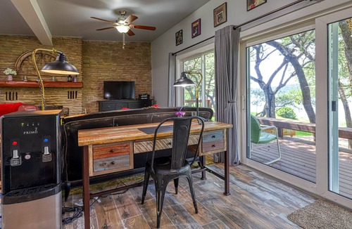 Eagle Ridge Cabin | Beautiful lakefront home with outdoor firepit, patio & netflix streaming