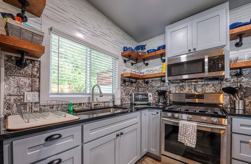 Eagle Ridge Cabin | Beautiful lakefront home with outdoor firepit, patio & netflix streaming