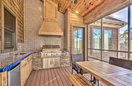 Drasco House | Beautiful Lakefront Home