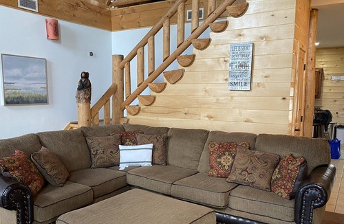 Broaddus House | Beautiful Lakefront Log Cabin that will take your breath away.