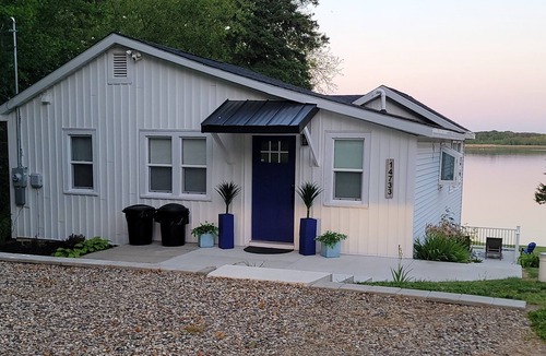 Vicksburg House | Beautiful lakefront property on Barton Lake!