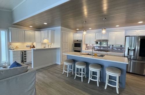 Leesburg Cottage | Beautiful lakefront property with hot tub