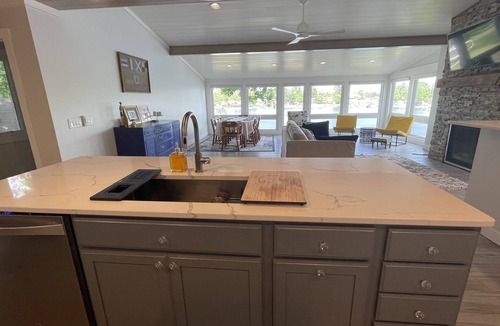 Leesburg Cottage | Beautiful lakefront property with hot tub