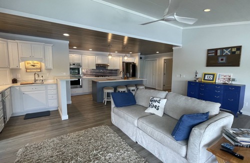 Leesburg Cottage | Beautiful lakefront property with hot tub
