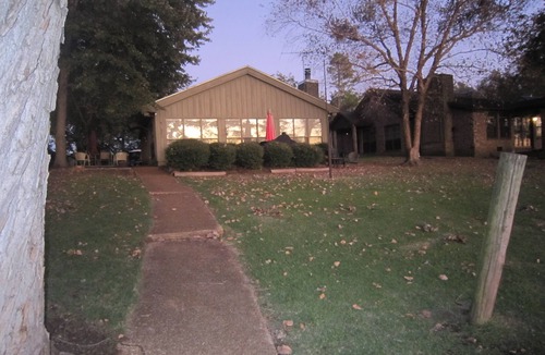 Horseshoe Lake House | Beautiful Lakefront property with private dock near downtown Memphis.