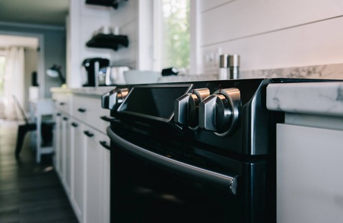 Bridgton House | Beautiful Lakefront Retreat on Long Lake – Sleeps 11