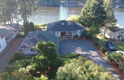 Shelton House | Beautiful Lakefront | Sunset Views + AC+ Kayaks + Bicycles & More!