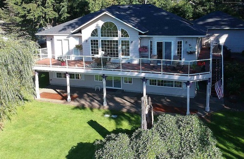 Shelton House | Beautiful Lakefront | Sunset Views + AC+ Kayaks + Bicycles & More!