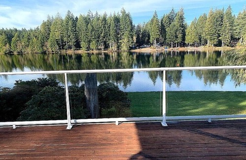 Shelton House | Beautiful Lakefront | Sunset Views + AC+ Kayaks + Bicycles & More!