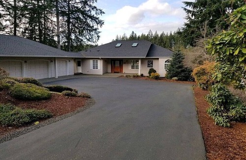 Shelton House | Beautiful Lakefront | Sunset Views + AC+ Kayaks + Bicycles & More!