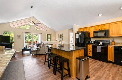Lakeside Estates House | Beautiful Lakefront Getaway - Sleeps 26 - Norris Lake’s Best Location